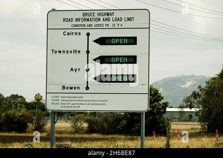 Von Mackay nach Townsville Bruce Highway, Queensland, Australien - November 2021: Straßeninformation und Lastbegrenzungsschild Stockfoto