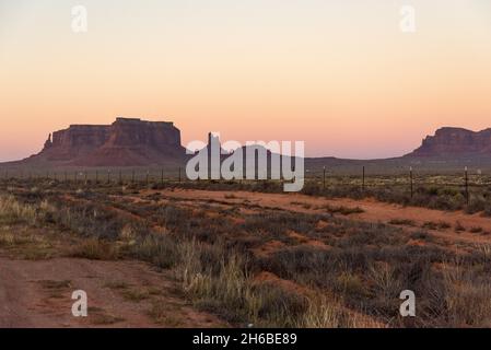 Sonnenuntergang über dem berühmten Monument Valley, Navajo Nation, USA Stockfoto