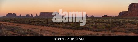 Sonnenuntergang über dem berühmten Monument Valley, Navajo Nation, USA Stockfoto