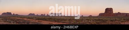 Sonnenuntergang über dem berühmten Monument Valley, Navajo Nation, USA Stockfoto