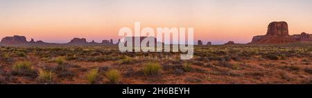 Sonnenuntergang über dem berühmten Monument Valley, Navajo Nation, USA Stockfoto