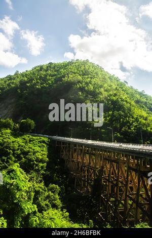 Bild der Huai Tong Brücke (Phor Khun Pha Muang Brücke) auf Himmel oder Berg oder Tal Blick auf Phetchaboon Thailand. Dies ist die höchste Brücke. Stockfoto