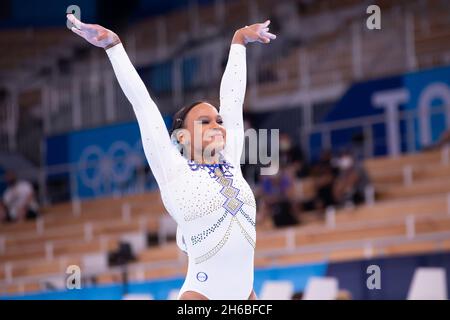 Tokio, Japan. Juli 2021. Rebeca Andrade aus Brasilien grüßt nach ihrem Auftritt am Boden während der Olympischen Spiele 2020 in Tokio, der Qualifikation der Frauen im Kunstturnen im Ariake-Gymnastikzentrum in Tokio, Japan. Daniel Lea/CSM}. Kredit: csm/Alamy Live Nachrichten Stockfoto