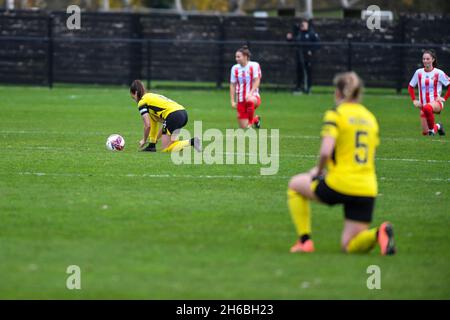 London, Großbritannien. November 2021. Kings Langley, England, November die Spieler knien beim Start des FA Womens Championship-Spiels zwischen Watford und Sunderland AFC im Orbital Fasteners Stadium - England. Kredit: SPP Sport Pressefoto. /Alamy Live News Stockfoto