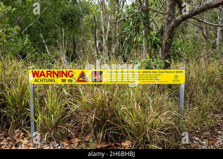 Townsville, Queensland, Australien - 2021. November: Krokodilwarnschild zum Schutz vor Wasser Stockfoto