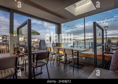 Blick auf die Swanage Bay vom Inneren des 1859 Cafe and Bistro am Pier in Swanage, Dorset, Großbritannien am 13. November 2021 Stockfoto