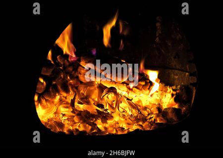 Heißes Chimenea Feuer brennendes Holz mit glühenden Verzierungen und Flammen Stockfoto