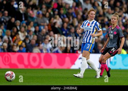 Brighton und Hove, Großbritannien. November 2021. Felicity Gibbons von Brighton & Hove Albion Women und Esmee de Graaf von Leicester City Women während des FA Women's Super League 1-Matches zwischen Brighton & Hove Albion Women und Leicester City Women am 14. November 2021 im American Express Community Stadium, Brighton und Hove, England. Foto von Carlton Myrie. Nur zur redaktionellen Verwendung, Lizenz für kommerzielle Nutzung erforderlich. Keine Verwendung bei Wetten, Spielen oder Veröffentlichungen in einem Club/einer Liga/einem Spieler Credit: UK Sports Pics Ltd/Alamy Live News Stockfoto