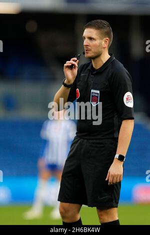 Brighton und Hove, Großbritannien. November 2021. Schiedsrichter Ryan Atkin beim FA Women's Super League 1-Spiel zwischen Brighton & Hove Albion Women und Leicester City Women am 14. November 2021 im American Express Community Stadium, Brighton und Hove, England. Foto von Carlton Myrie. Nur zur redaktionellen Verwendung, Lizenz für kommerzielle Nutzung erforderlich. Keine Verwendung bei Wetten, Spielen oder Veröffentlichungen in einem Club/einer Liga/einem Spieler Credit: UK Sports Pics Ltd/Alamy Live News Stockfoto