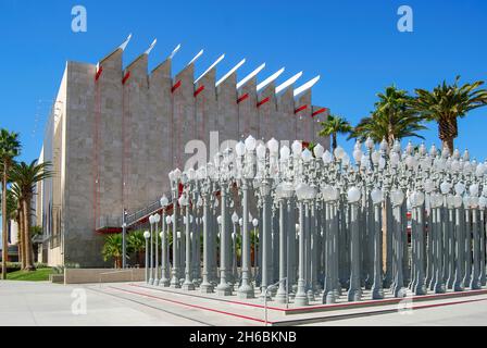 "Urban Light" Skulptur, Los Angeles County Museum of Art, Wilshire Boulevard, Los Angeles, California, Vereinigte Staaten von Amerika Stockfoto