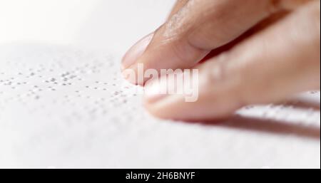 Ein Finger liest Braille Stockfoto