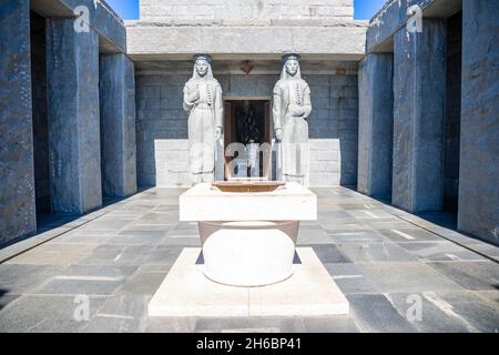 Lovchen, Montenegro - 4. Oktober 2021: Skulptur außerhalb des Mausoleums von Petar Petrovic Njegos, Lovcen Nationalpark, Montenegro Stockfoto