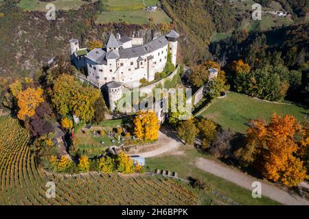 Luftaufnahme des Schlosses Prösels (Prösels) im Herbst. Fie allo am Schlern, Kreis Bozen, Südtirol, Dolmiten, Trentino-Südtirol, Italien, Europa. Stockfoto