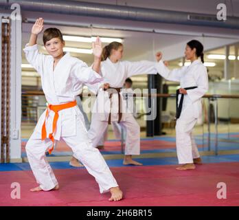 Porträt eines Jungen im Teenageralter im Kimono Stockfoto