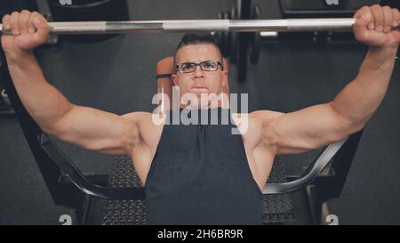 Ein arabischer Mann pumpt seine Brust in die Turnhalle. Stockfoto