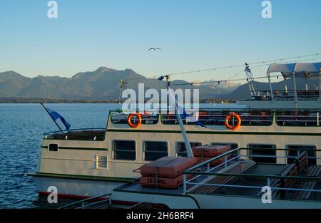 Ein Schiff auf dem Chiemsee in Prien, Bayern (Deutschland) mit den Alpen im Hintergrund Stockfoto