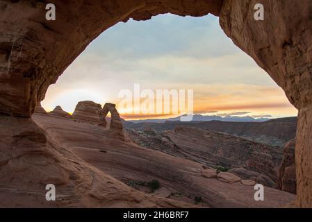 Sonnenaufgang über Delicate Arch im Arches National Park, USA Stockfoto