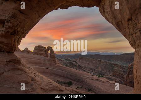 Sonnenaufgang über Delicate Arch im Arches National Park, USA Stockfoto