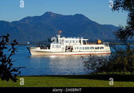 Ein Schiff auf dem Chiemsee in Bayern (Deutschland) mit den Alpen im Hintergrund Stockfoto