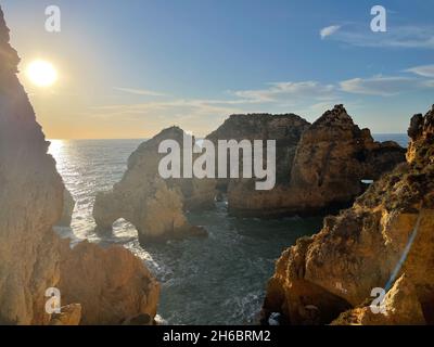 Praia Dona Ana Ponta da Piedade mit türkisfarbenem Meerwasser und Klippen, fliegenden Möwen über den Strand, Portugal. Wunderschöner Dona Ana Strand (Praia Dona An Stockfoto