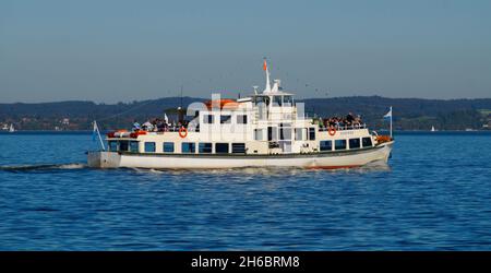 Ein Schiff auf dem Chiemsee in Bayern (Deutschland) mit den Alpen im Hintergrund Stockfoto