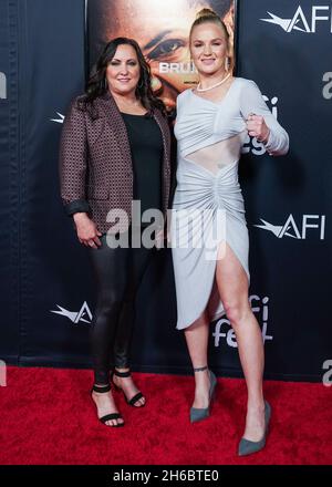 Hollywood, Usa. November 2021. HOLLYWOOD, LOS ANGELES, KALIFORNIEN, USA - 13. NOVEMBER: Shannon knapp und die Mixed-Martial-Artist Valentina Shevchenko kommen zum AFI Fest 2021 - Offizielle Vorführung von Netflix's 'Blutered', das am 13. November 2021 im TCL Chinese Theatre IMAX in Hollywood, Los Angeles, Kalifornien, USA, stattfand. (Foto von NOx Yang/Image Press Agency) Quelle: Image Press Agency/Alamy Live News Stockfoto