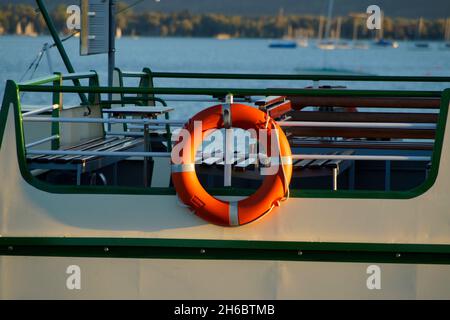 Ein Schiff auf dem Chiemsee in Prien, Bayern (Deutschland) mit den Alpen im Hintergrund Stockfoto