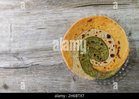 Paratha ist das Fladenbrot, das im Grunde ein indisches Gericht ist. Paratha kann einfach oder gefüllt sein. Der Paratha besteht hauptsächlich aus maida oder Weizenmehl. Stockfoto