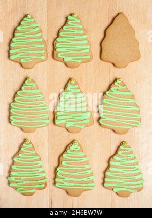 Verschiedene weihnachtsbaum Lebkuchenkekse mit Zuckerguss auf Holzbrett Stockfoto