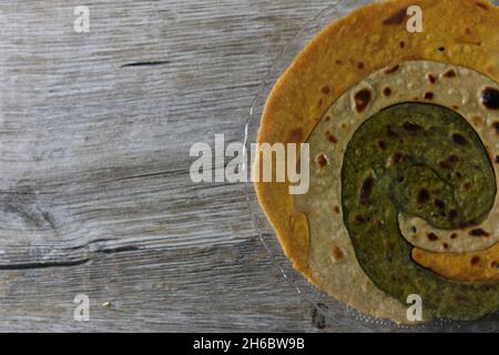 Paratha ist das Fladenbrot, das im Grunde ein indisches Gericht ist. Paratha kann einfach oder gefüllt sein. Der Paratha besteht hauptsächlich aus maida oder Weizenmehl. Stockfoto