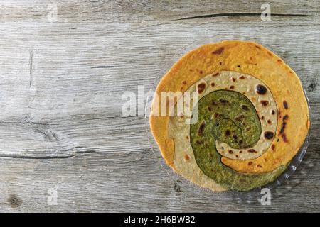 Paratha ist das Fladenbrot, das im Grunde ein indisches Gericht ist. Paratha kann einfach oder gefüllt sein. Der Paratha besteht hauptsächlich aus maida oder Weizenmehl. Stockfoto