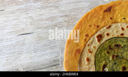 Paratha ist das Fladenbrot, das im Grunde ein indisches Gericht ist. Paratha kann einfach oder gefüllt sein. Der Paratha besteht hauptsächlich aus maida oder Weizenmehl. Stockfoto