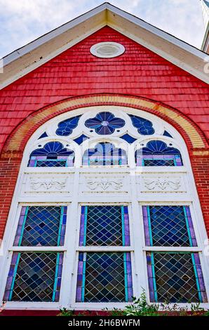 Die Fensterdetails der ersten presbyterianischen Kirche von Water Valley zeigen die architektonischen Details der Kirche vom 13. Juni 2012 in Water Valley, Mississippi. Stockfoto