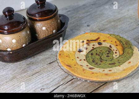 Paratha ist das Fladenbrot, das im Grunde ein indisches Gericht ist. Paratha kann einfach oder gefüllt sein. Der Paratha besteht hauptsächlich aus maida oder Weizenmehl. Stockfoto