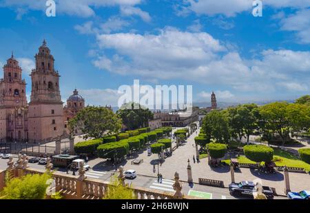 Morelia, Michoacan, Mexiko, 20. September 2021: Die berühmte Kathedrale von Morelia befindet sich an der Plaza de Armas im historischen Stadtzentrum Stockfoto