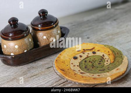 Paratha ist das Fladenbrot, das im Grunde ein indisches Gericht ist. Paratha kann einfach oder gefüllt sein. Der Paratha besteht hauptsächlich aus maida oder Weizenmehl. Stockfoto