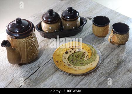 Paratha ist das Fladenbrot, das im Grunde ein indisches Gericht ist. Paratha kann einfach oder gefüllt sein. Der Paratha besteht hauptsächlich aus maida oder Weizenmehl. Stockfoto