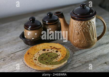 Paratha ist das Fladenbrot, das im Grunde ein indisches Gericht ist. Paratha kann einfach oder gefüllt sein. Der Paratha besteht hauptsächlich aus maida oder Weizenmehl. Stockfoto