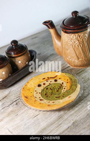 Paratha ist das Fladenbrot, das im Grunde ein indisches Gericht ist. Paratha kann einfach oder gefüllt sein. Der Paratha besteht hauptsächlich aus maida oder Weizenmehl. Stockfoto