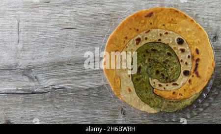 Paratha ist das Fladenbrot, das im Grunde ein indisches Gericht ist. Paratha kann einfach oder gefüllt sein. Der Paratha besteht hauptsächlich aus maida oder Weizenmehl. Stockfoto