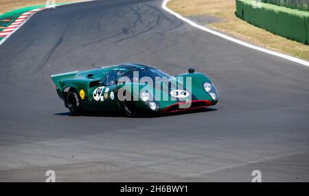 Italien, september 11 2021. Vallelungaklassiker. Lola T70 Rennwagen Herausforderung auf Asphalt-Strecke bei Circuit Turn Stockfoto