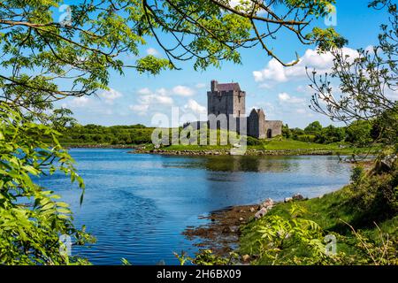 Dunguaire Castle ein Turmhaus aus dem 16. Jahrhundert in der Bucht von Galway in der Nähe von Kinvara, County Galway, Irland Stockfoto
