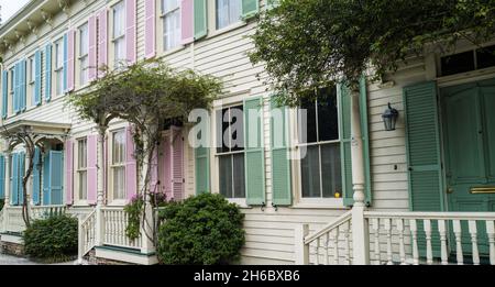 Pastellfarbene historische Reihenhaus façade Stockfoto