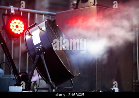 Bühnengebläse, die bei Live-Rock-Performance mit einer Dunstmaschine verwendet wird. Selektiver Fokus Stockfoto