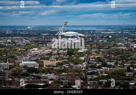 Foto der Skyline von Montreal mit dem Olympiastadion, aufgenommen vom Mount Royal Park. Stockfoto