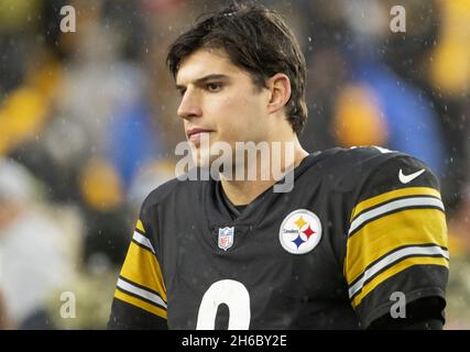 Pittsbugh, Usa. November 2021. Pittsburgh Steelers Quarterback Mason Rudolph (2) geht nach dem Gleichstand von 16-16 mit Detroit Lions am Sonntag, dem 14. November 2021, auf dem Heinz Field vom Feld. Foto von Archie Corper/UPI Credit: UPI/Alamy Live News Stockfoto