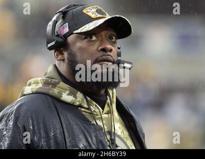 Pittsbugh, Usa. November 2021. Pittsburgh Steelers-Cheftrainer Mike Tomlin blickt auf die Wertung im dritten Quartal des Gleichstandes von 16-16 beim Heinz Field am Sonntag, den 14. November 2021. Foto von Archie Corper/UPI Credit: UPI/Alamy Live News Stockfoto