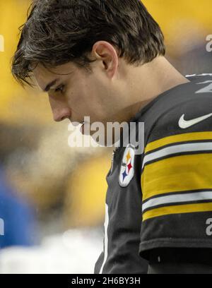 Pittsbugh, Usa. November 2021. Pittsburgh Steelers Quarterback Mason Rudolph (2) geht nach dem Gleichstand von 16-16 mit Detroit Lions am Sonntag, dem 14. November 2021, auf dem Heinz Field vom Feld. Foto von Archie Corper/UPI Credit: UPI/Alamy Live News Stockfoto