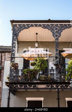 Malerischer typischer Balkon im historischen Gebäude im französischen Viertel von New Orleans, USA Stockfoto