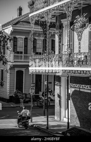Malerischer typischer Balkon im historischen Gebäude im französischen Viertel von New Orleans, USA Stockfoto